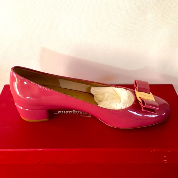 Salvatore Ferragamo Bow Pump Shoe - Picture 1 of 5